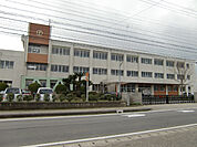 小学校「亀山市立亀山東小学校まで1040m」