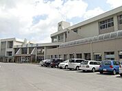 中学校「亀山市立中部中学校まで2046m」