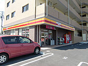 コンビニ「ヤマザキショップ亀山布気店まで81m」