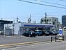 周辺：コンビニ「ローソン亀山川合店まで804m」