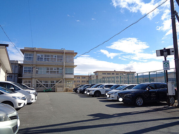 画像22:中学校「松阪市立久保中学校まで3084m」