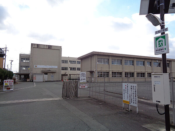 周辺：小学校「松阪市立花岡小学校まで737m」