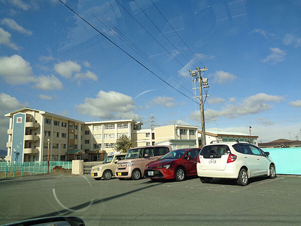 画像17:小学校「松阪市立港小学校まで677m」