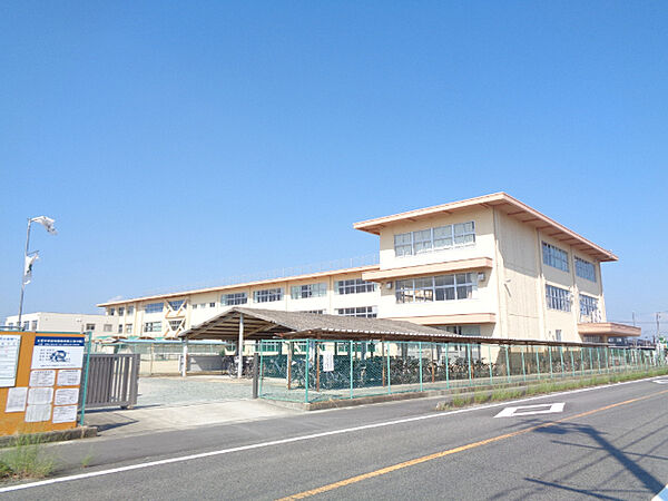 画像24:中学校「松阪市立三雲中学校まで573m」