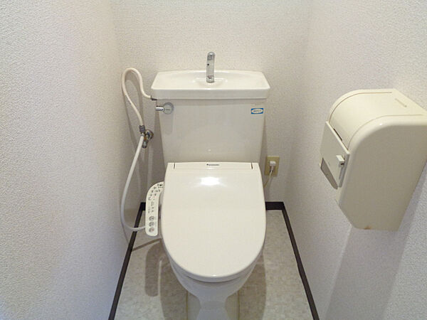 画像8:人気のシャワー付きトイレです。