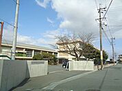 中学校「松阪市立殿町中学校まで593m」