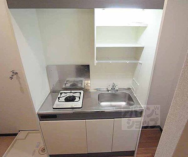 画像5:調理スペースもあるガスコンロ付きのシステムキッチンです