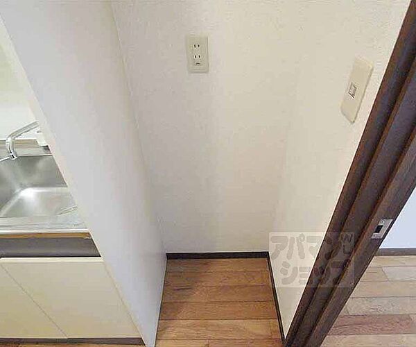 画像12:キッチン横に冷蔵庫設置スペースがあります