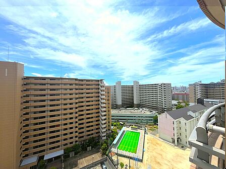 バルコニーからの眺望です。高層階南向きにつき、日照・通風・眺望良好です。