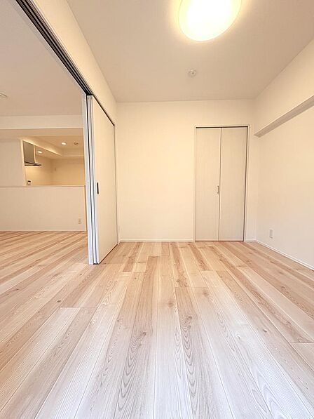 ●洋室約5.1帖 ドアを開放することでリビングを拡張した間取りに変更可能です。