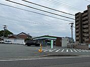 コンビニ「ファミリーマート津岩田店まで602m」