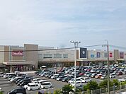 複合モール「イオンタウン津城山まで1551m」