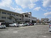小学校「津市立成美小学校まで1023m」