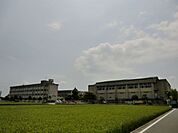 中学校「市立一身田中学校まで1300m」