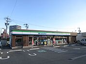 コンビニ「ファミリーマートまで700m」