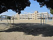 小学校「津市立修成小学校まで157m」