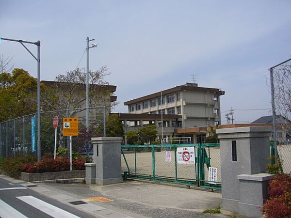 画像28:小学校「市立箕田小学校まで290m」