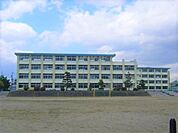 小学校「鈴鹿市立稲生小学校まで382m」
