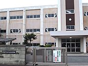 中学校「鈴鹿市立千代崎中学校まで664m」