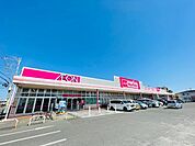 スーパー「マックスバリュ岡田店まで727m」