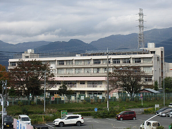 画像7:小学校「秦野市立堀川小学校まで534m」