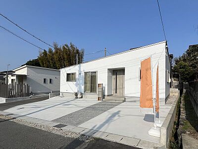 外観：シンプルなホワイトの外観。暮らしやすい平屋です。