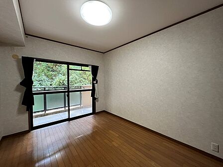 洋室(2)お掃除のしやすいフローリングのお部屋