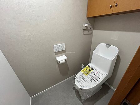 清潔感のあるトイレで、毎日気持ちよくお使いいただけます。上部収納収納棚も備え付けで快適な空間です。