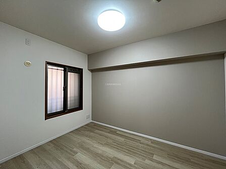 木目調のフロアと落ち着いたトーンの壁が、安らぎの空間を演出します。寝室や書斎にもおすすめです。