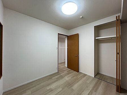 シンプルながらも温かみのある居室空間。あなたらしいお部屋作りを楽しめます。クローゼット付きで収納にも困りません。