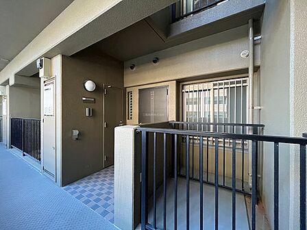 住戸へのアプローチは落ち着いた色合いで統一されプライベート感を演出します。