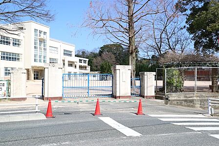 下関市立文関小学校(298m)