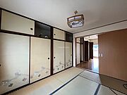 壁一面の押し入れのある和室6帖