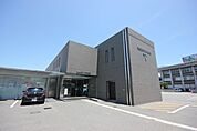 銀行「徳島大正銀行小松島支店まで1024m」