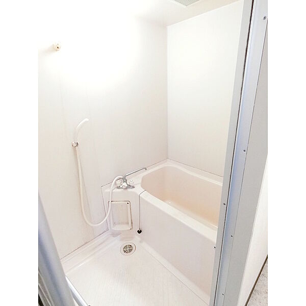 画像5:清潔感のあるバスルーム