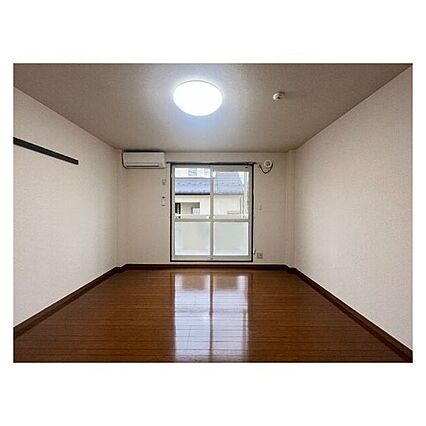 サープラスワンアカハネ_内装_0