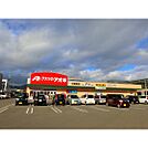 ドラックストア「クスリのアオキ三輪東店まで136ｍ」