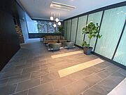 シンプルなロビーではご近所の方と雑談もできるスペースあり