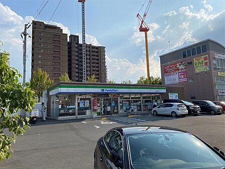 ファミリーマート 南草津駅西口店（100m）