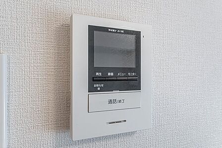 来訪者を確認できるTVモニター付きインターホン。安心感があります。