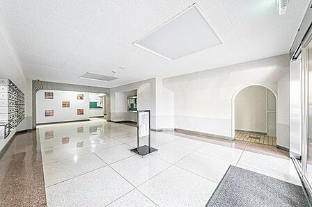 住まいの第一印象を決めるエントランスホール。清潔感もあり、管理の良さがうかがえます。