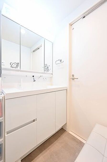 白を基調とした清潔感あふれる洗面室。毎日気持ちよくお使いいただけます。