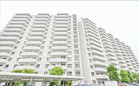敷地内には植栽や広場が整備されており、お子様のいるご家庭にもおすすめです。