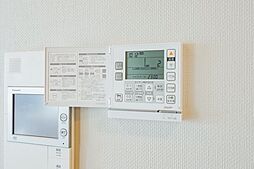 足元からじんわりと暖める床暖房を設置。寒い季節も快適に過ごせるうえ、温風を出さないため、室内の空気を乾燥させにくいのもうれしいポイントです。