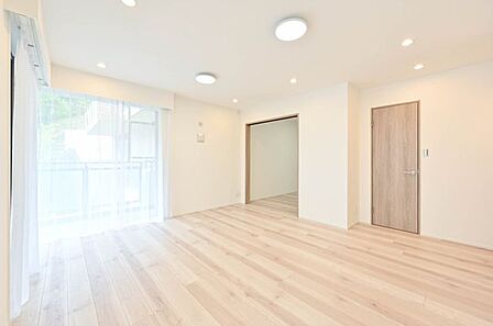 家族が集う東南向きの明るいリビング。お日さまの光をたっぷり浴びられるリビングで過ごしませんか?