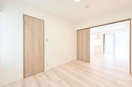 リビングに隣接している洋室。引き戸を開ければ広々としたスペースになります。