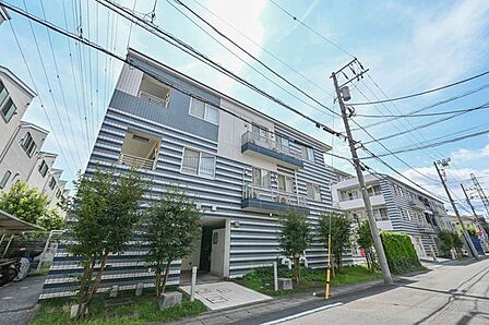 落ち着いた雰囲気の上品なたたずまいのマンションです。