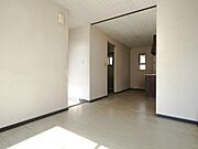 広々とした10帖のリビングは家具の配置も楽々♪