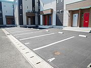 広く停めやすい駐車場♪
