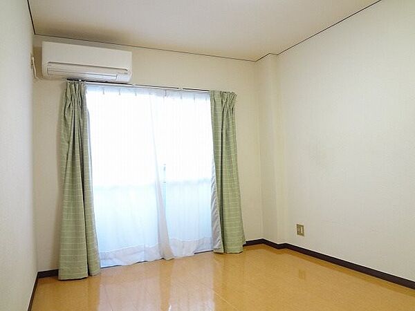 画像5:ゆったりとした広さのあるお部屋です。※カーテンは設備ではございません。